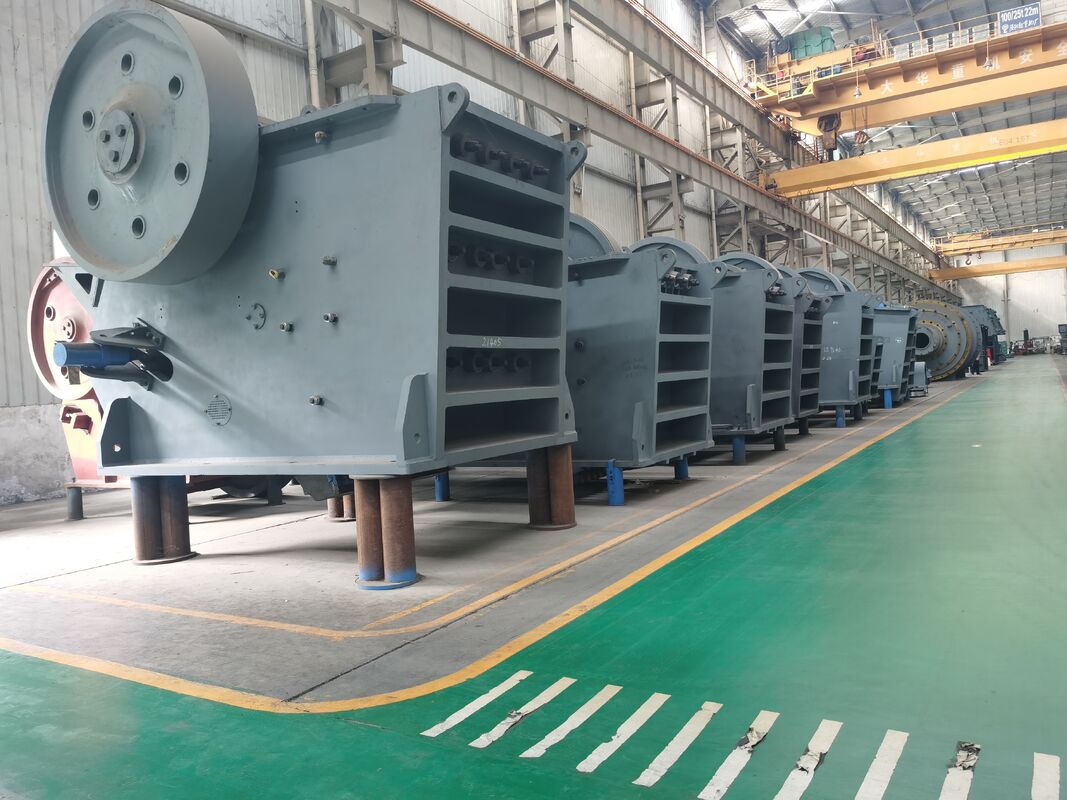 Penghancur kerucut rahang dengan ukuran pakan ≤1200 mm dan kapasitas produksi 80-350 t/jam untuk penghancuran tambang yang efisien