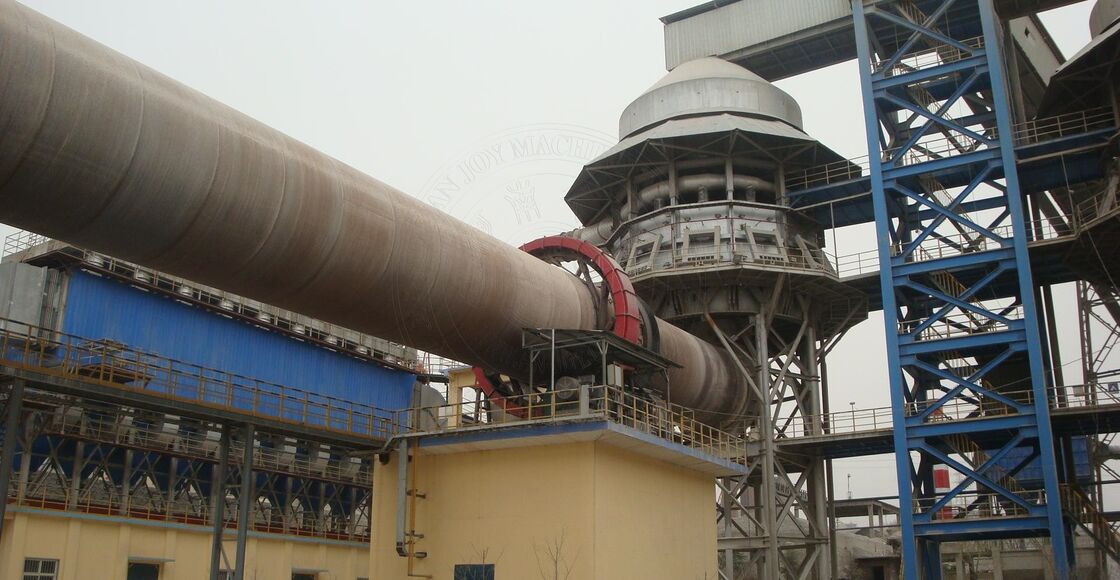 Four rotatif en acier avec une épaisseur de paroi de 20-25 mm, une paroi interne en 904L et une commande automatisée par automate programmable (PLC) pour la fusion des métaux