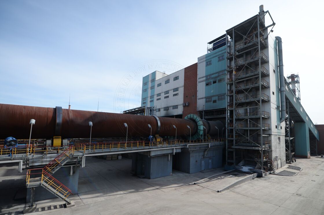 Four rotatif avec un diamètre de 5,5 mètres, une température nominale de 1000 °C et une vitesse de rotation de 0,35-3,55 r/min pour les applications métallurgiques