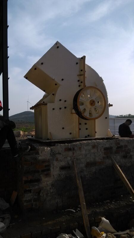 كسارة مطرقة ثقيلة بحجم التفريغ ≤25 ملم طابعة فولاذ منغنيزية عالية وسرعة الدوار 400-1200 دورة في الدقيقة للتحطيم الصناعي