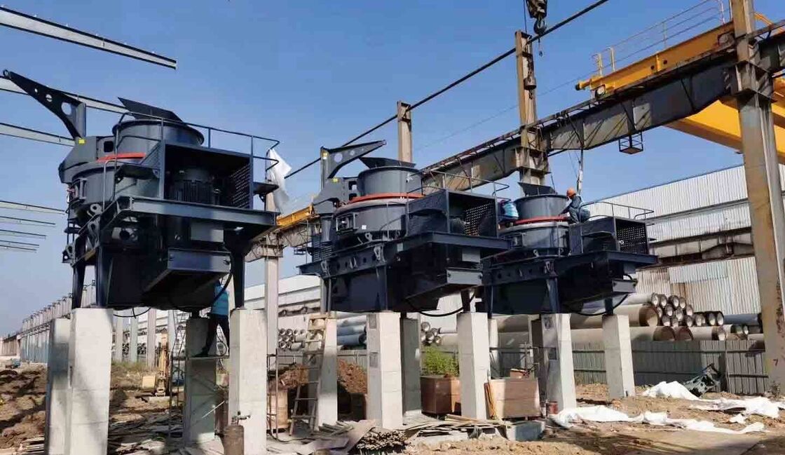 Triturador de impacto de fácil manutenção com motor elétrico de 335 kW e peças de desgaste duráveis para equipamentos de trituração industrial