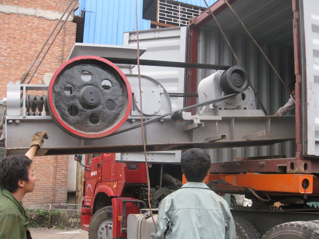 เครื่องทำทรายพร้อมเส้นผ่านศูนย์กลางลูกกลิ้งบด 400-700 มม. สำหรับขนาดการคายประจุ ≤20 มม. และขนาดการป้อนสูงสุด 60 มม.