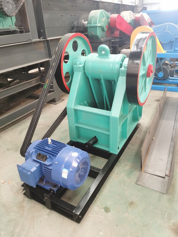 Industrial Box Crusher with 500 kg/hour Capacity, Up to 500 mm Feed Size, and 15 KW Motor Power for Heavy-Duty Crushing