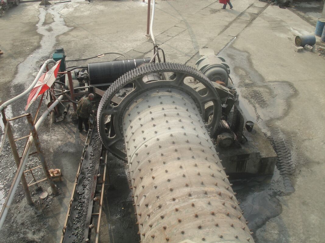 مطحنة الكرة الجافة بطول أسطوانة من 2 إلى 13 مترًا وبسعة من 0.5 إلى 500 طن في الساعة للطحن الجاف مع بطانة مطاطية أو فولاذية