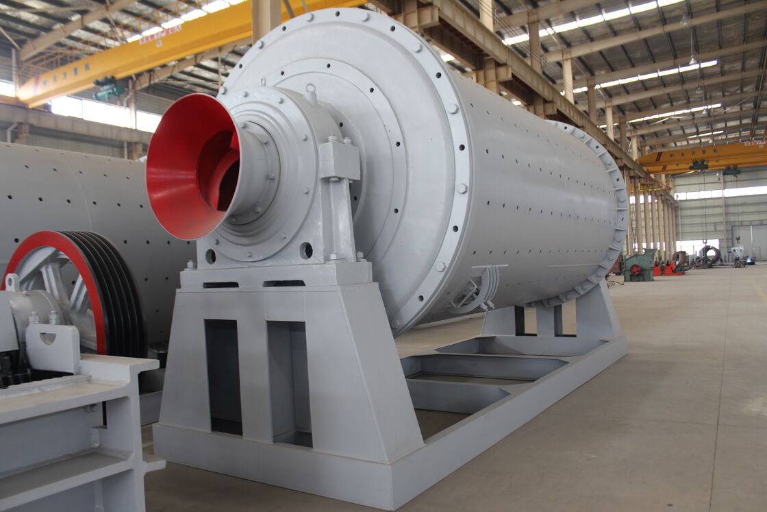 Suchy młyn kulkowy o pojemności 0,5 T/h - 160 T/h i rozmiar wyładowania 0,074-0,4 mm