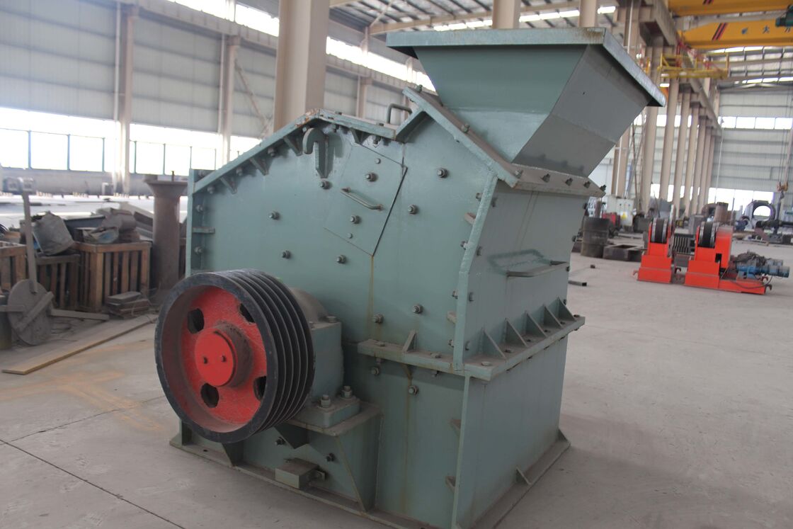 Przemysłowy krusznik z awaryjną ochroną przed przeciążeniem i wymiarami 1500 mm x 1200 mm x 1800 mm do kruszenia ciężkiego