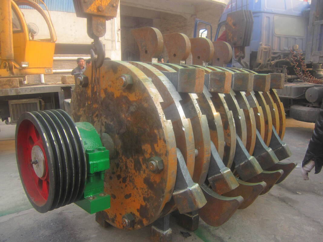 Máy nghiền tác động với kích thước cấp ≤ 800mm và độ dày 35mm Được làm bằng thép mangan cao để nghiền ổn định