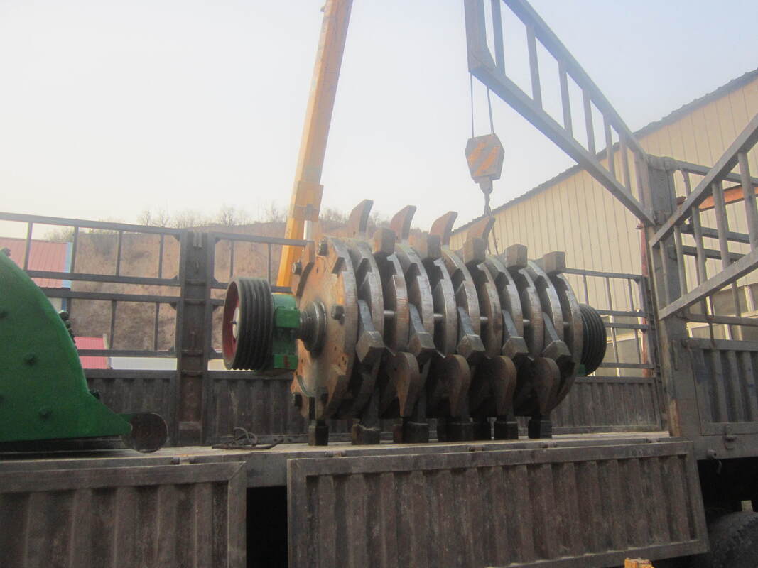 Customized Colour Impact Crusher with 35mm Thickness and Double Screw Design for High Manganese Steel Crushing