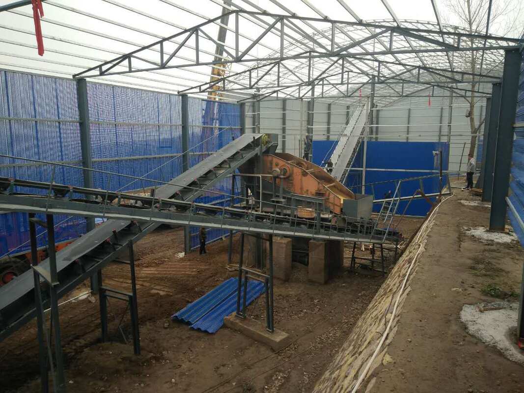 تجهیزات غربالگری معدن صرفه جویی در انرژی با ظرفیت 100 تا 350 تن در ساعت و ساختار انتقال صفحه ارتعاشی