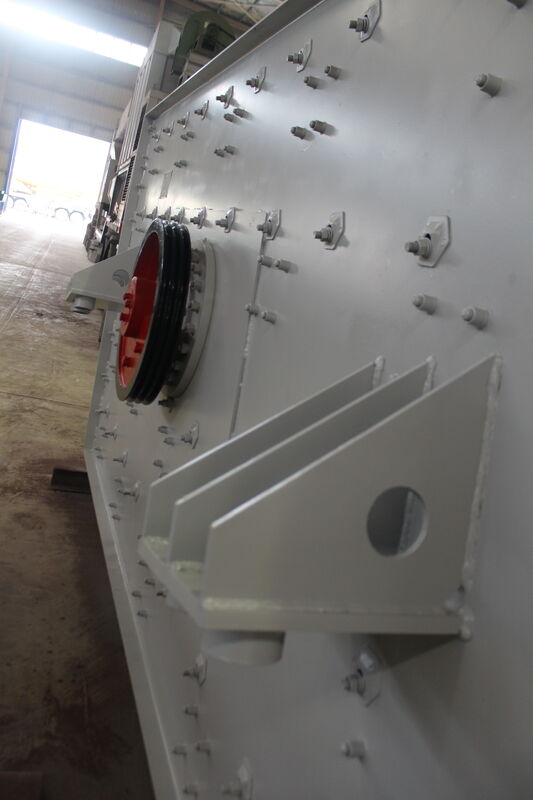 Low Maintenance Mining Screening Equipment With Easy Screen Replacement and 800 To 1500 Vibrations Per Minute for 80~240t/h Processing Capacity