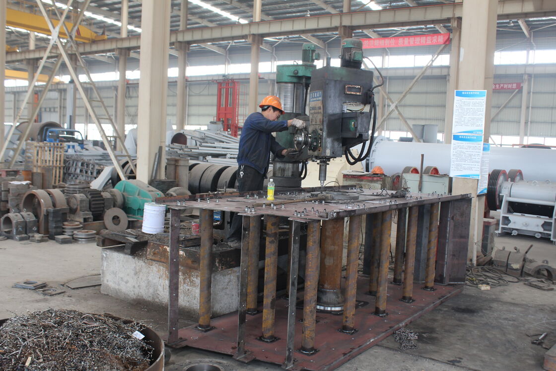 Peralatan Penyaringan Pertambangan Hemat Energi Trommel Screen dengan Ukuran Mesh Layar yang Dapat Disesuaikan 0,5 mm hingga 100 mm dan Perawatan Mudah