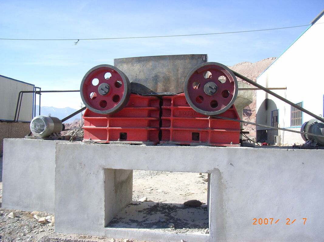 Maintenace de concasseur à cône à mâchoires en acier à haute teneur en manganèse Solution de concassage facile pour les carrières minières et le traitement des matériaux industriels