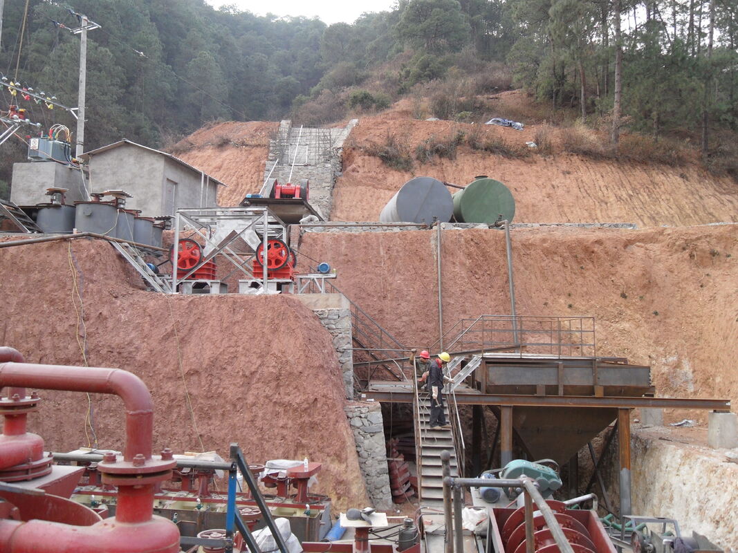 Industrial Crusher with 100 Boxes Per Hour Crushing Capacity, High Manganese Steel Liner, and ≤25mm Discharging Size