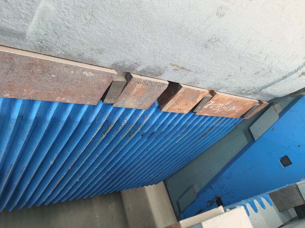 Maintenace de concasseur à cône à mâchoires en acier à haute teneur en manganèse Solution de concassage facile pour les carrières minières et le traitement des matériaux industriels