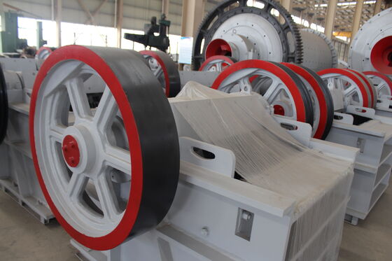 Kruszarka przemysłowa Kruszarka ciężka o wydajności kruszenia 100 skrzyń na godzinę, wydajność podawania 10-800T/h i prędkość kruszarki 300 obr./min