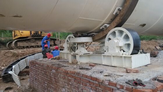 Elektryczne lub gazowe suszarki obrotowe z metodą rozładowania przenośnikiem śrubowym w celu zmniejszenia zawartości wilgoci z 60% do poniżej 10%