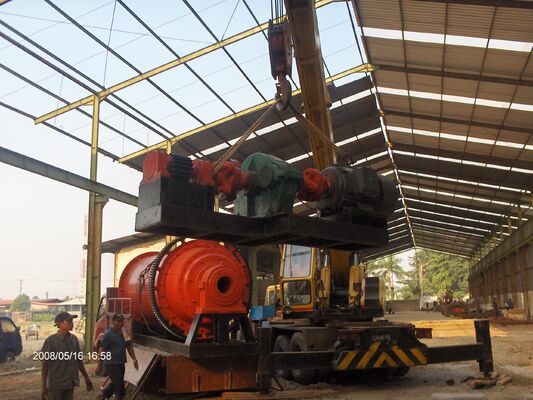 مطحنة كروية مع تشغيل أوتوماتيكي أو يدوي وحجم تفريغ 0.074-0.4 مم تتميز بقدرة محرك 280-1250 كيلو واط