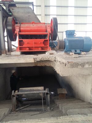 Industrial Crusher with 100 Boxes Per Hour Crushing Capacity, High Manganese Steel Liner, and ≤25mm Discharging Size